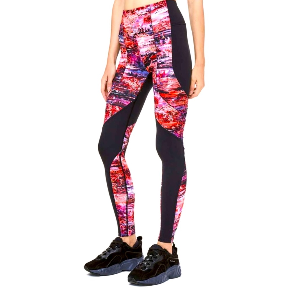 Lululemon Sweat & Repeat Tight *28"
Black / Dahliascape Multi size 4